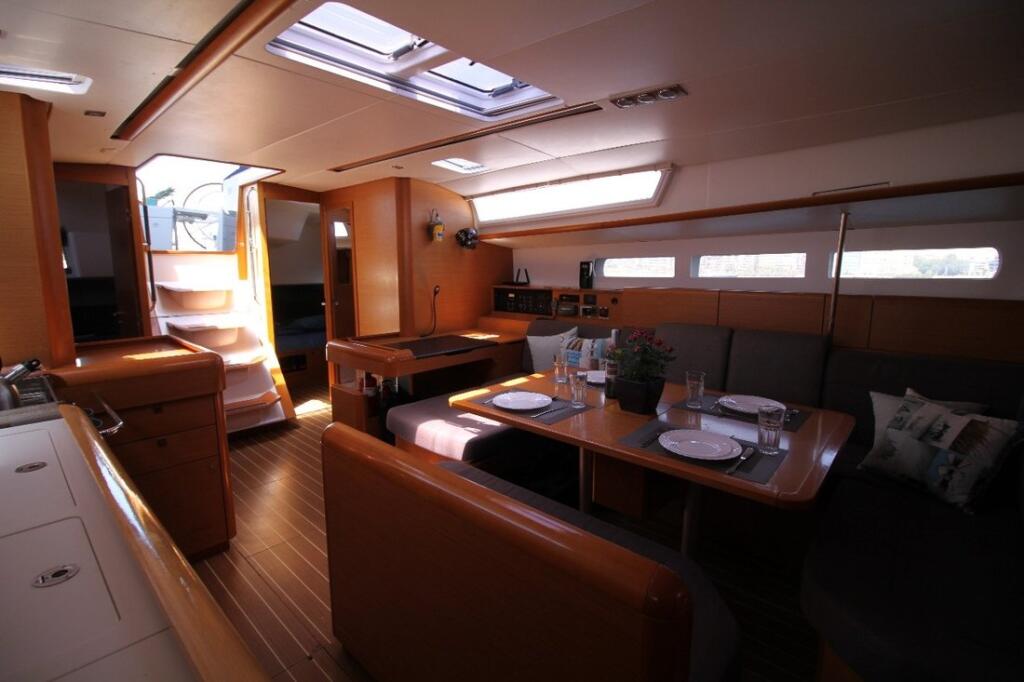 Sailing yacht 