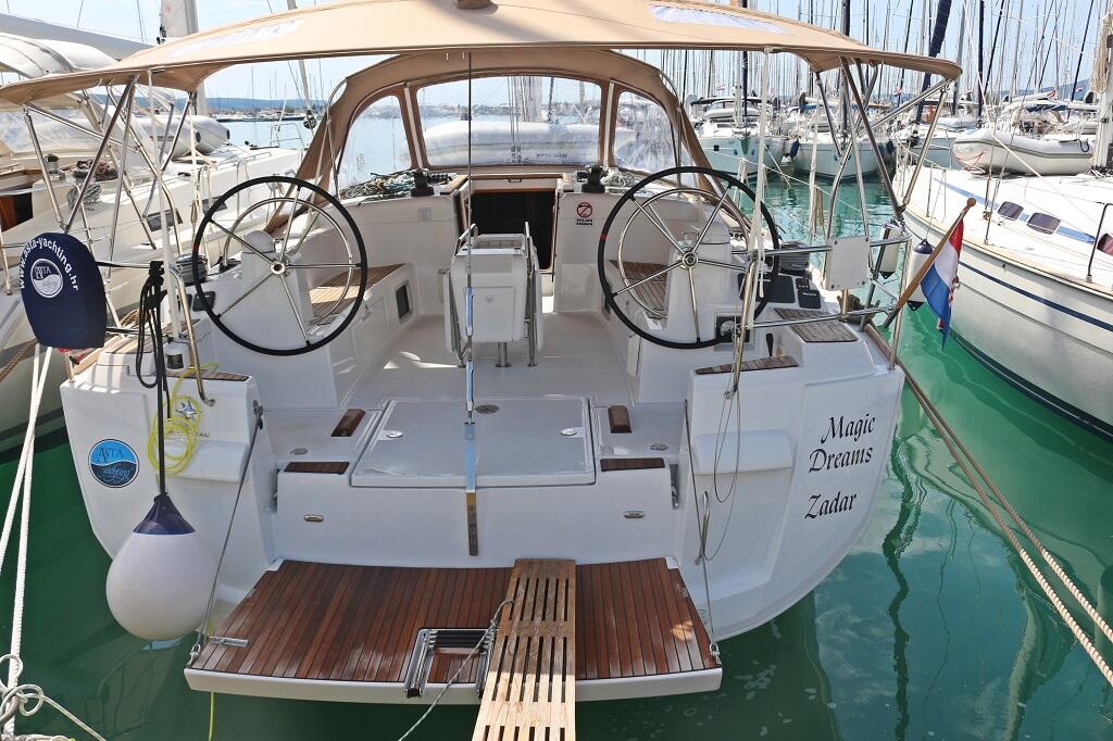 Sailing yacht 