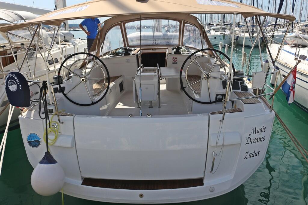 Sailing yacht 
