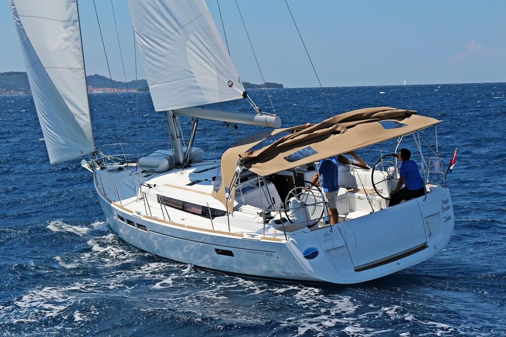 Sailing yacht 