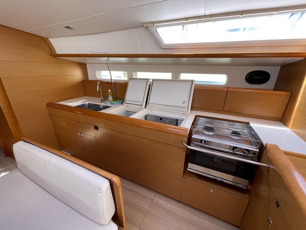 Sailing yacht 