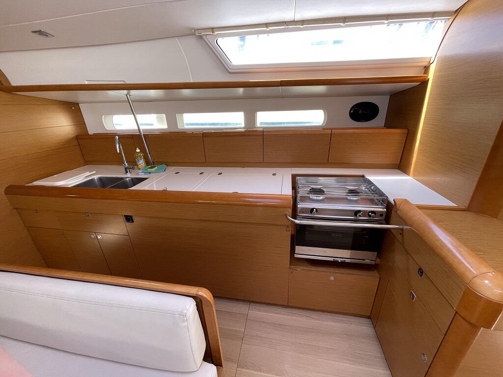 Sailing yacht 