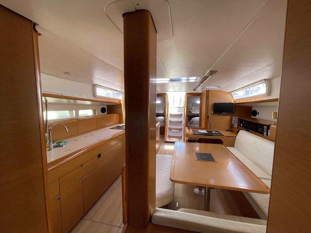 Sailing yacht 