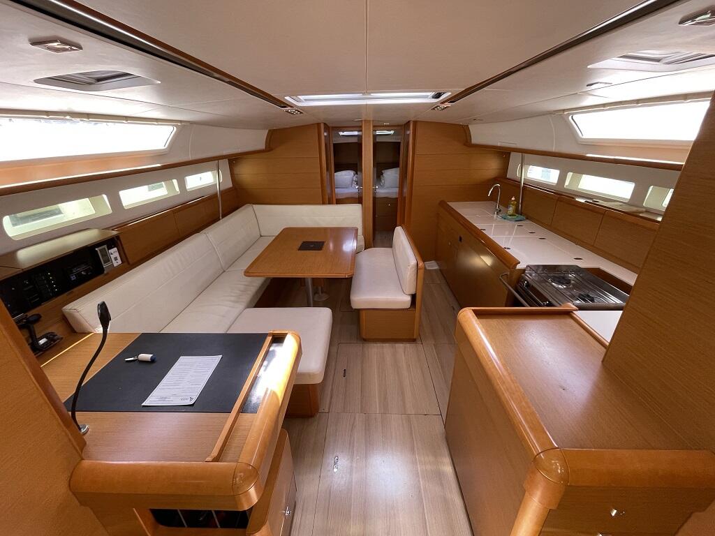 Sailing yacht 