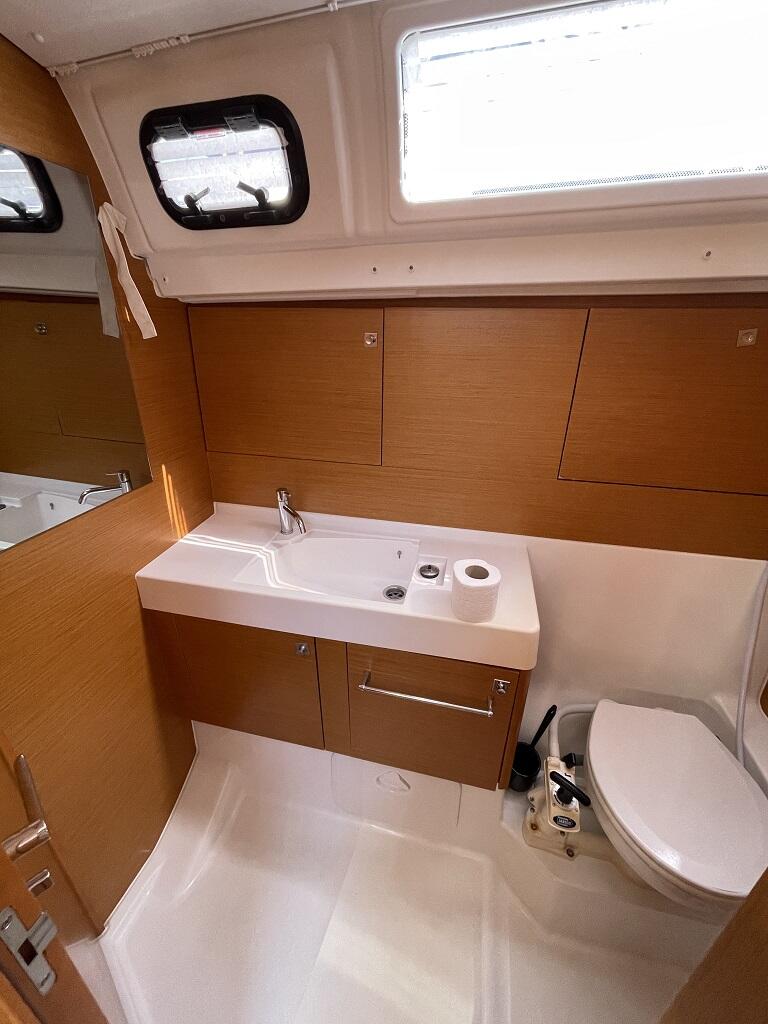 Sailing yacht 