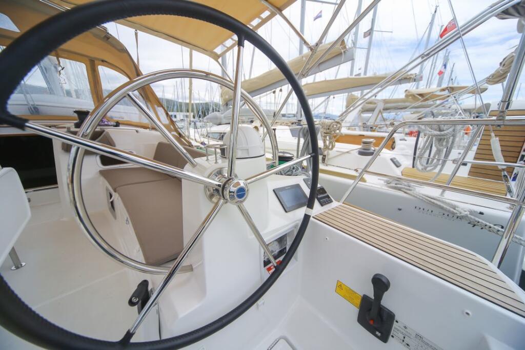 Sailing yacht 