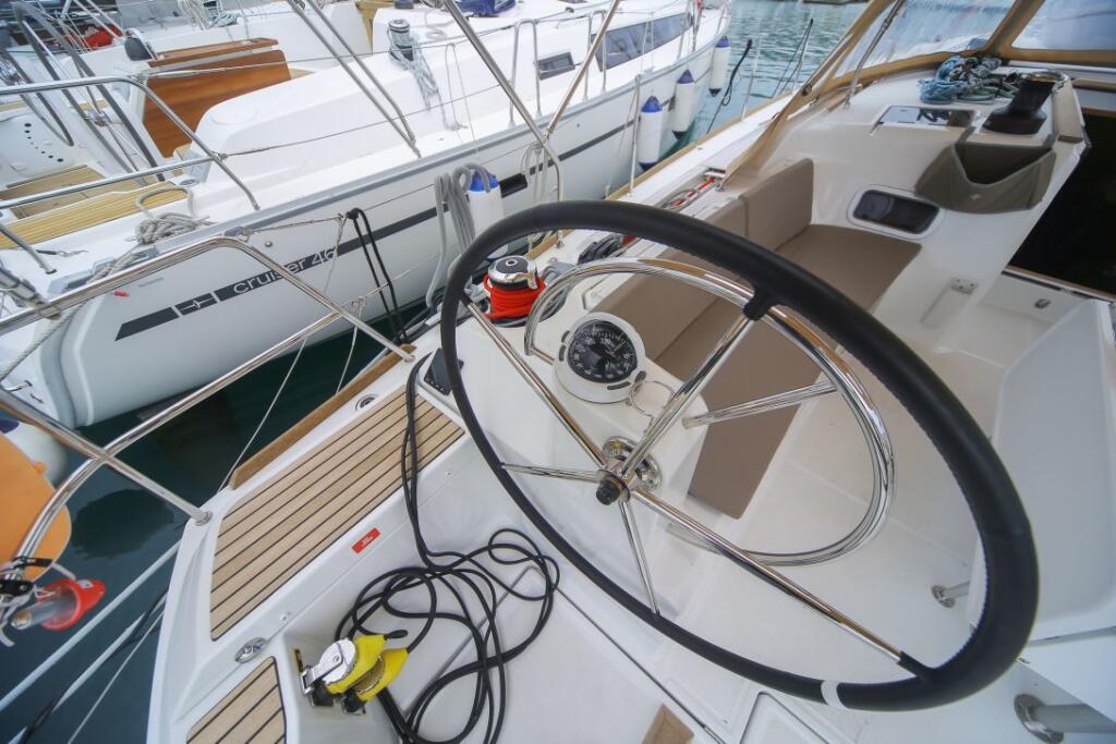 Sailing yacht 