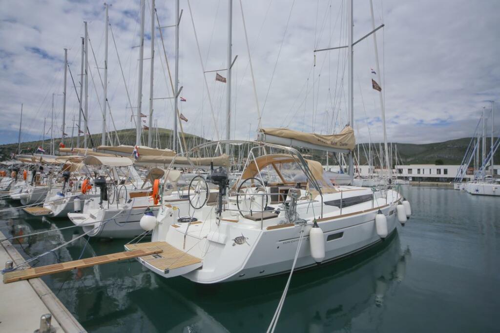 Sailing yacht 