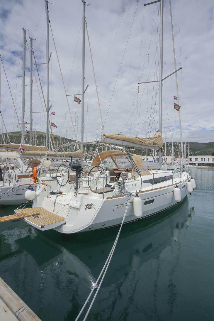 Sailing yacht 