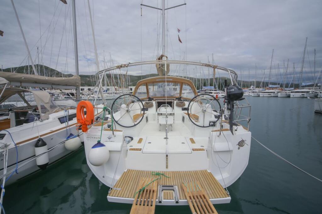 Sailing yacht 