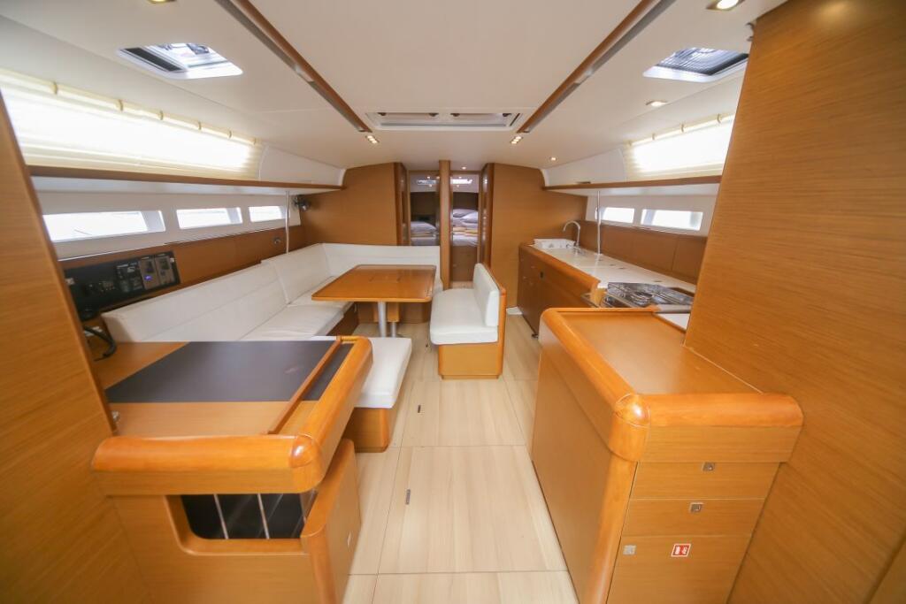 Sailing yacht 