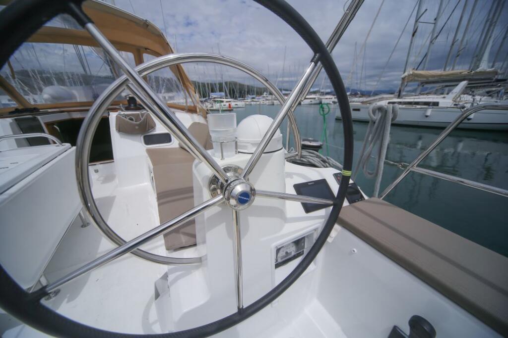 Sailing yacht 