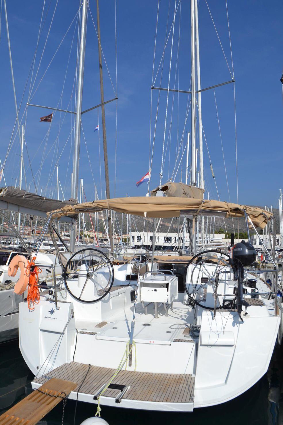 Sailing yacht 