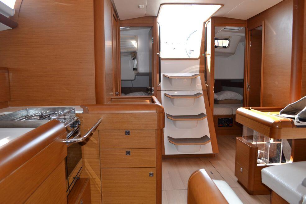 Sailing yacht 