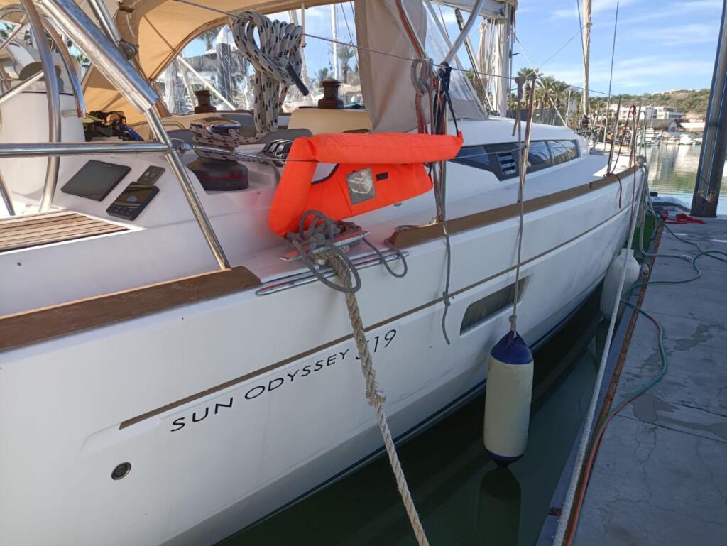 Sailing yacht 