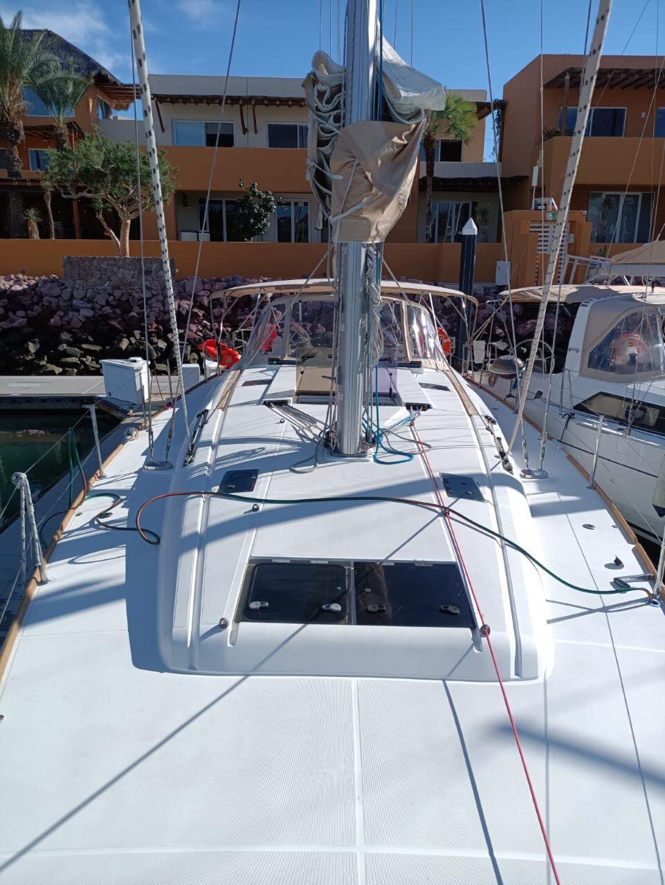 Sailing yacht 