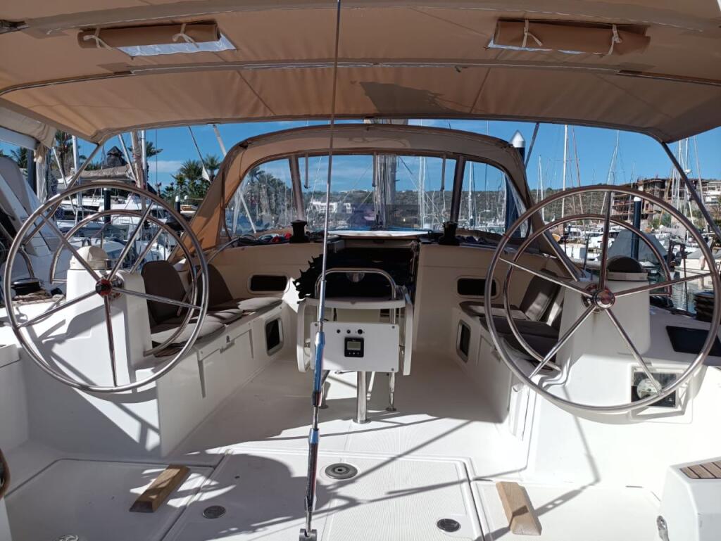 Sailing yacht 