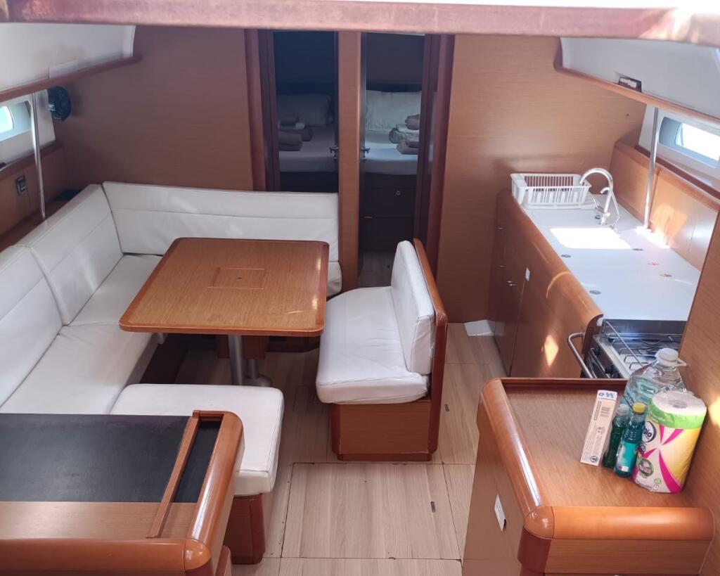 Sailing yacht 