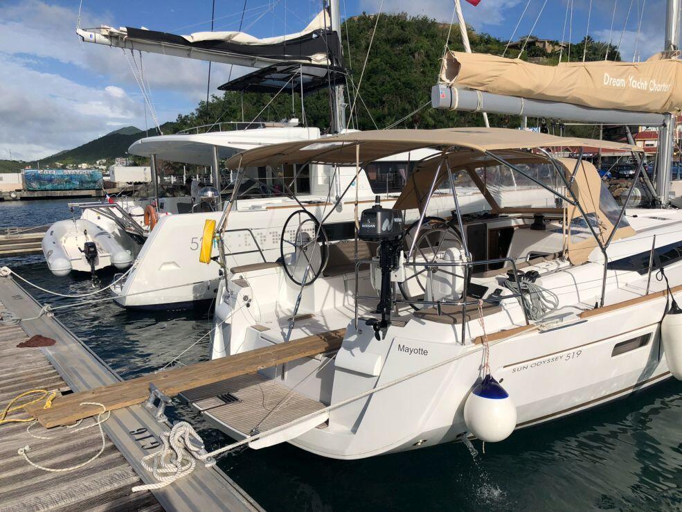 Sailing yacht 