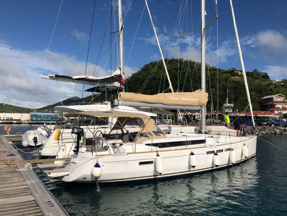 Sailing yacht 