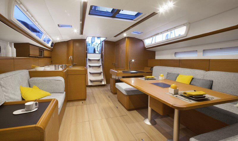 Sailing yacht 