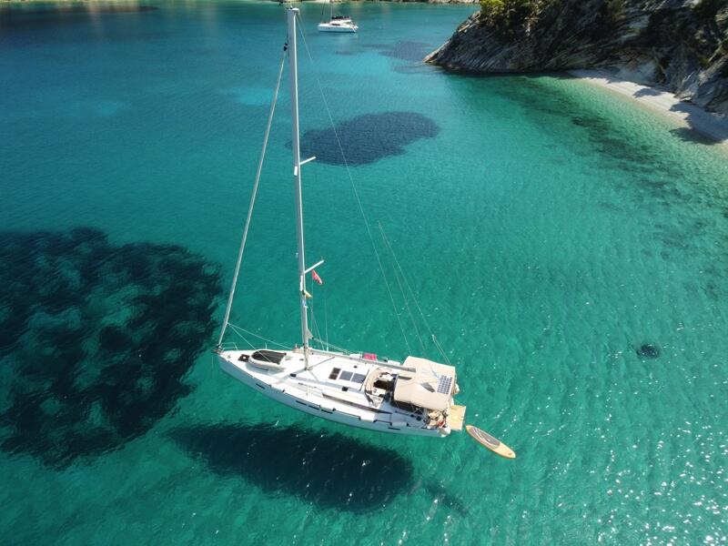 Sailing yacht 