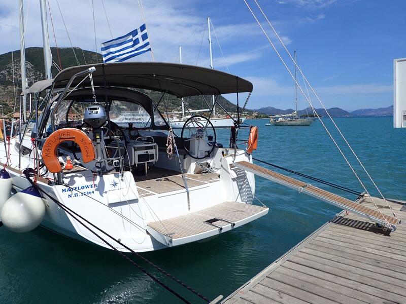 Sailing yacht 