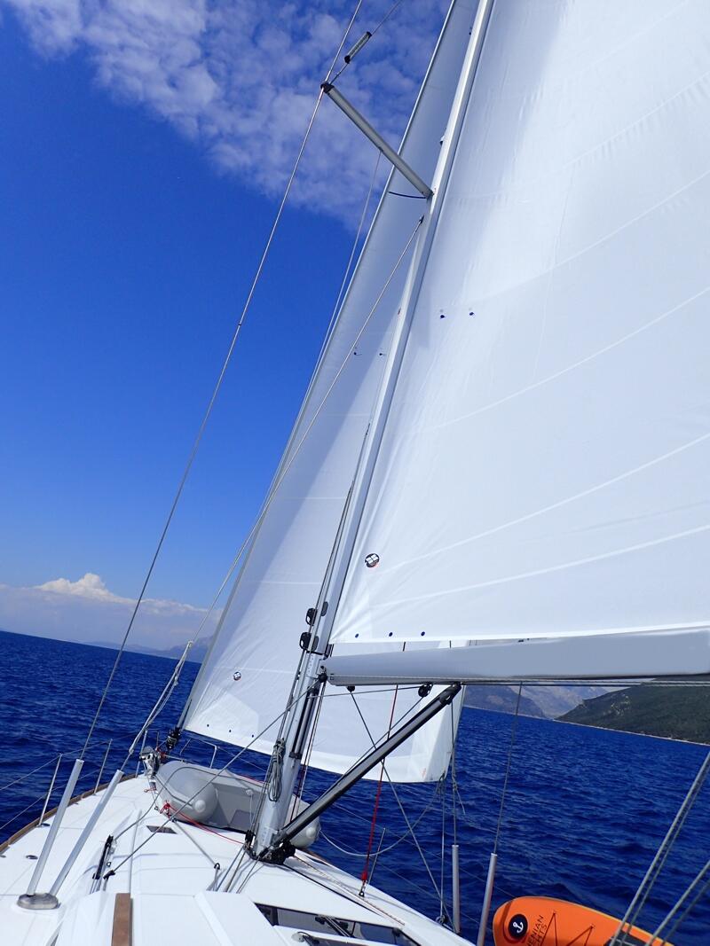 Sailing yacht 