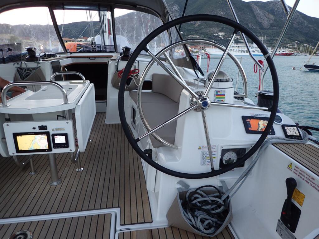 Sailing yacht 