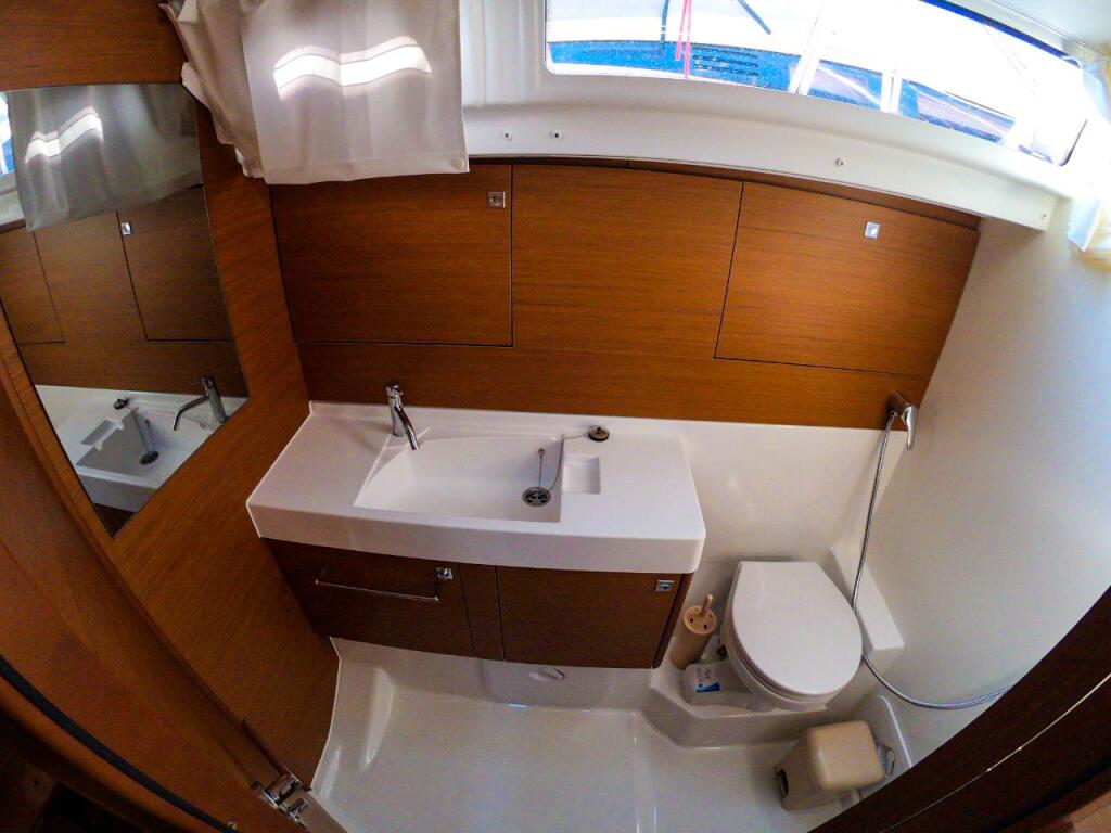 Sailing yacht 
