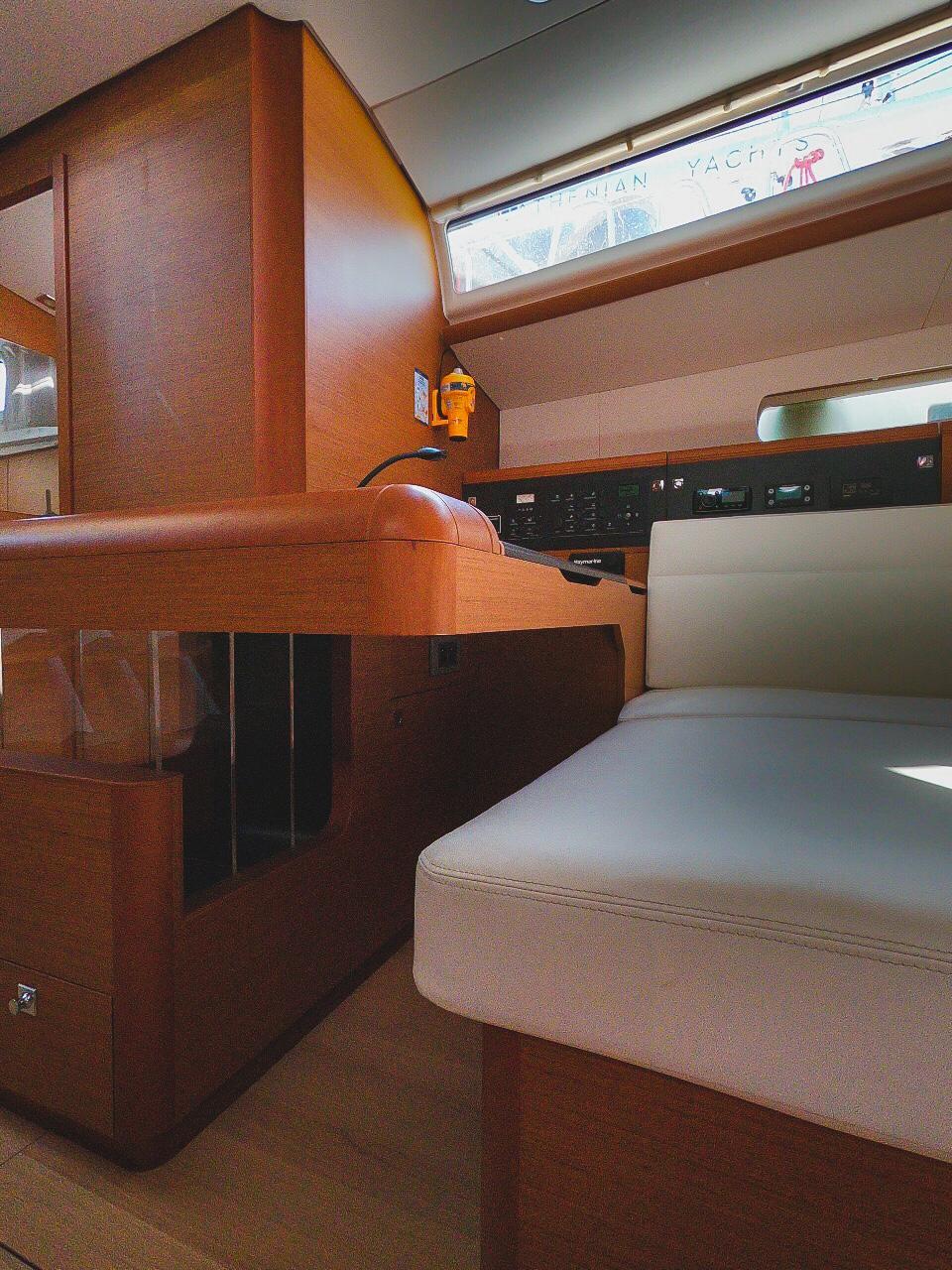 Sailing yacht 