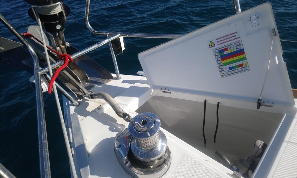 Sailing yacht 