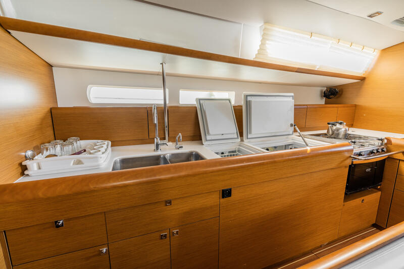 Sailing yacht 