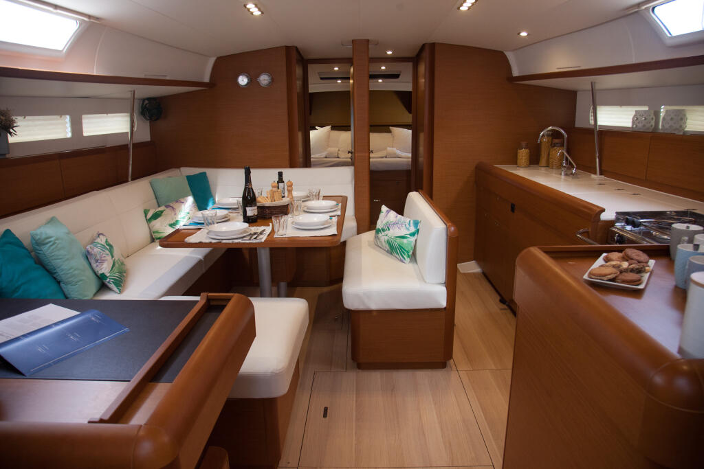 Sailing yacht 