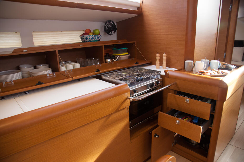 Sailing yacht 