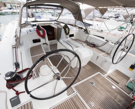 Sailing yacht 
