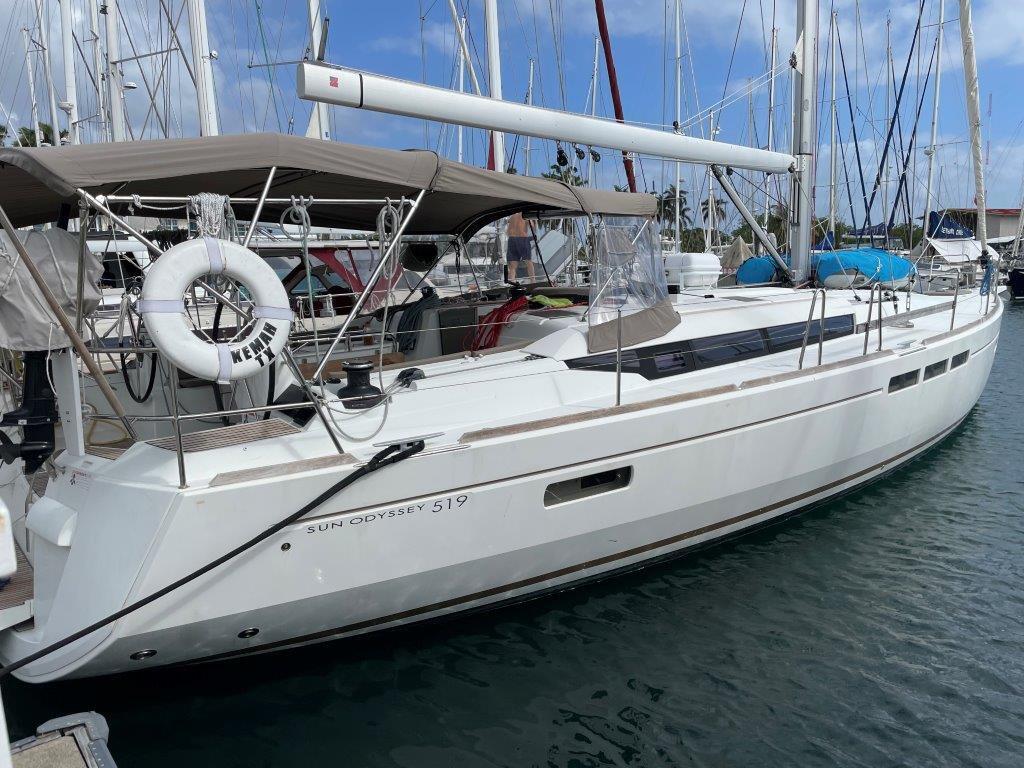 Sailing yacht 
