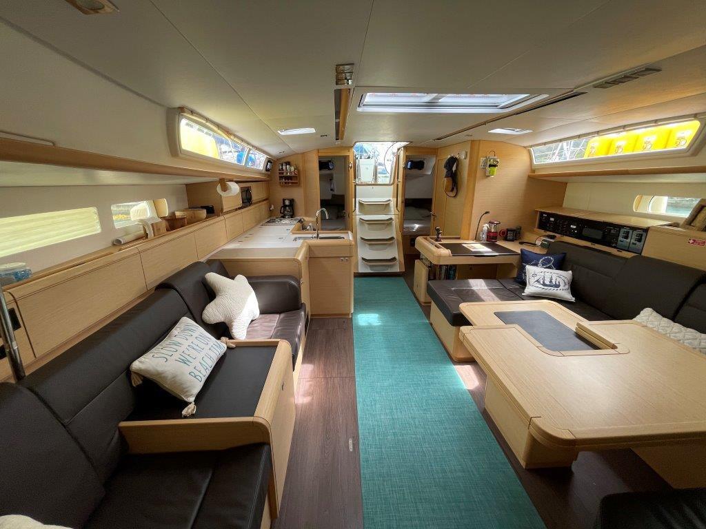 Sailing yacht 