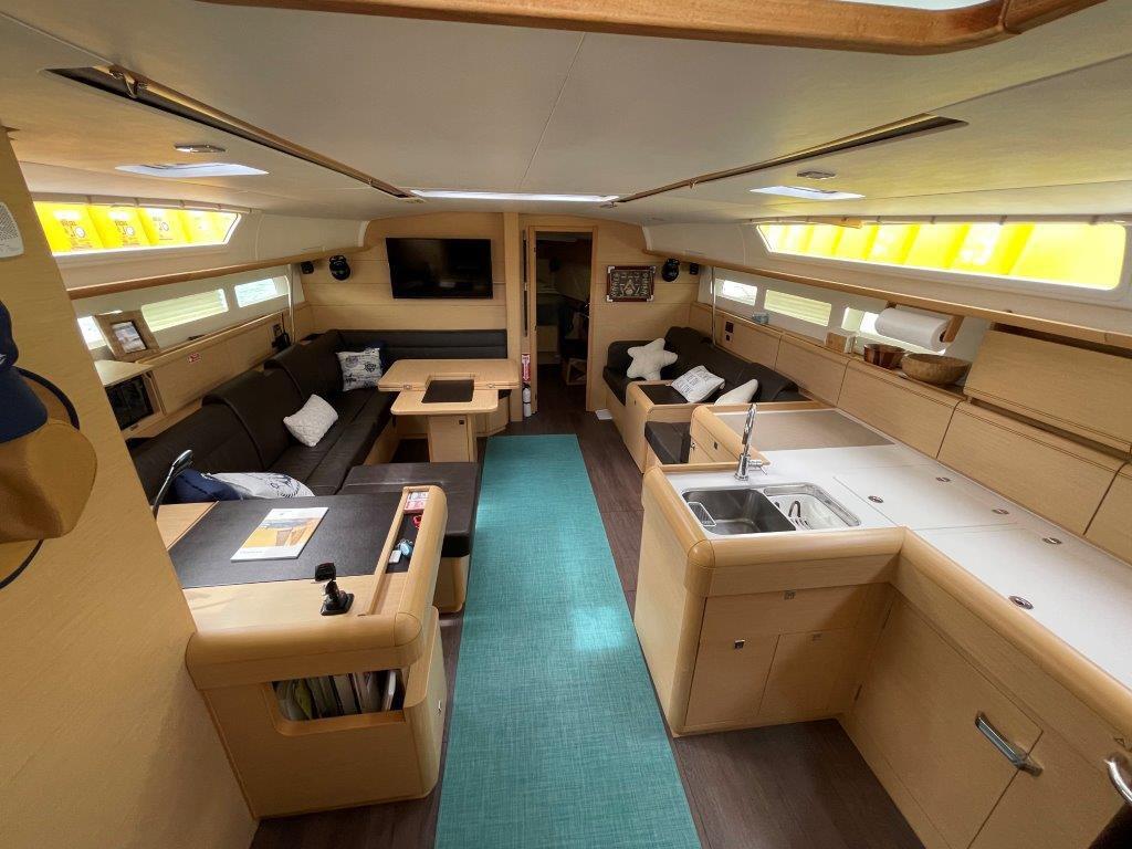 Sailing yacht 