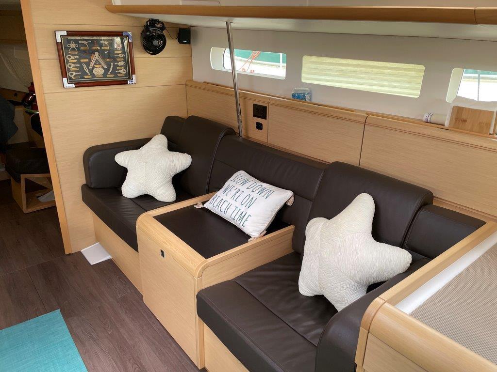 Sailing yacht 