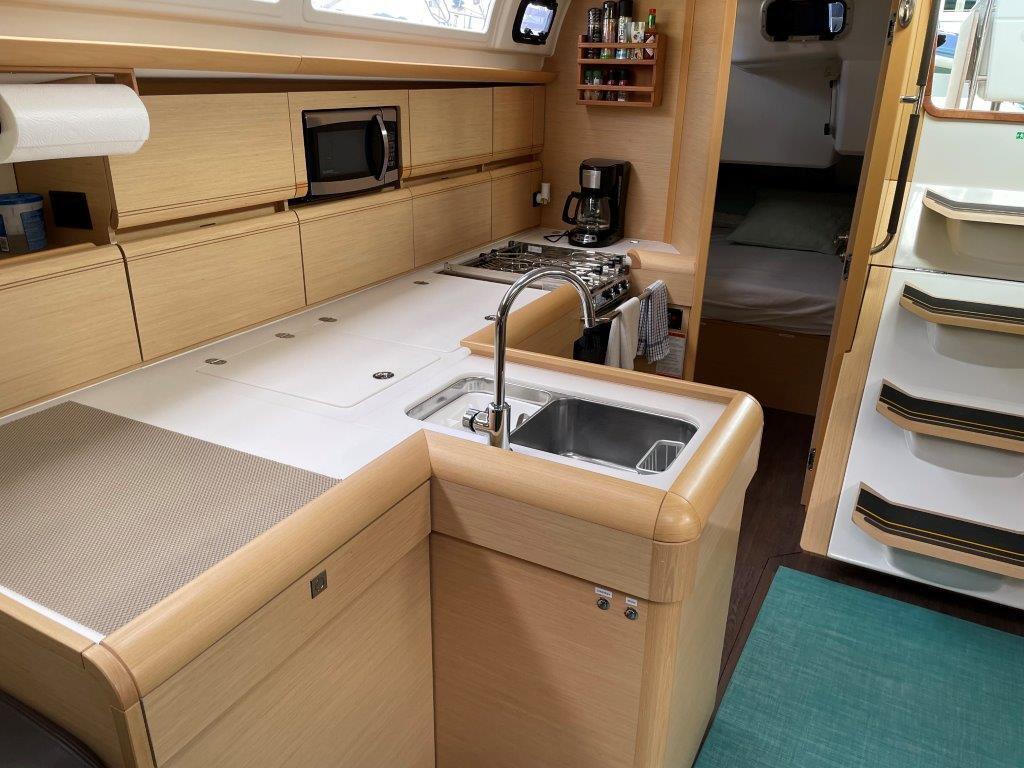Sailing yacht 
