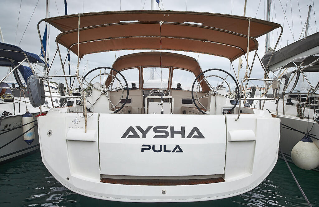 Sailing yacht 