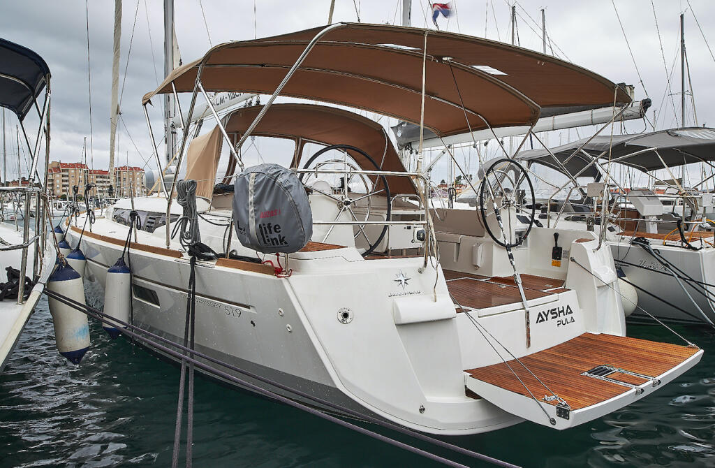 Sailing yacht 
