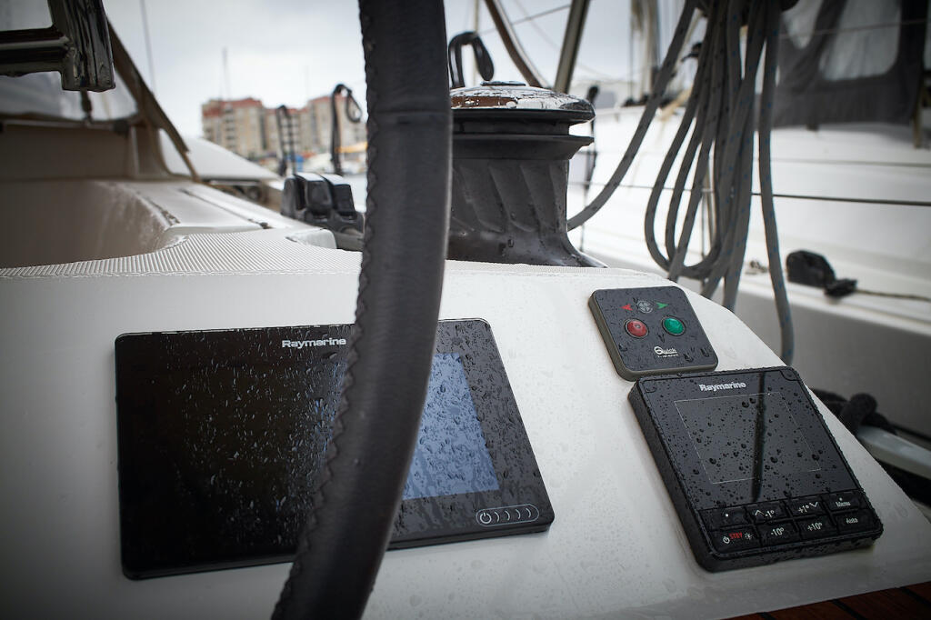 Sailing yacht 