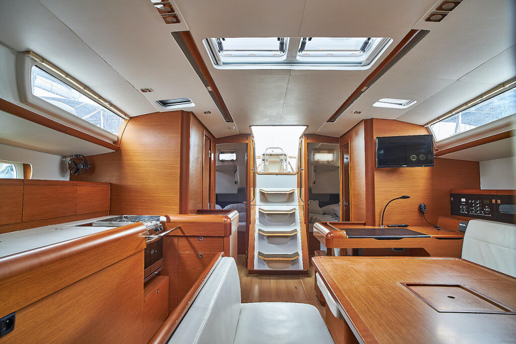 Sailing yacht 