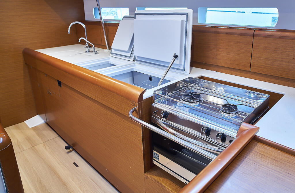 Sailing yacht 