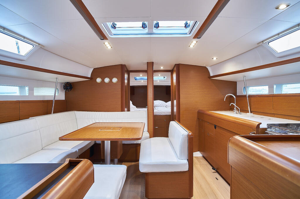 Sailing yacht 