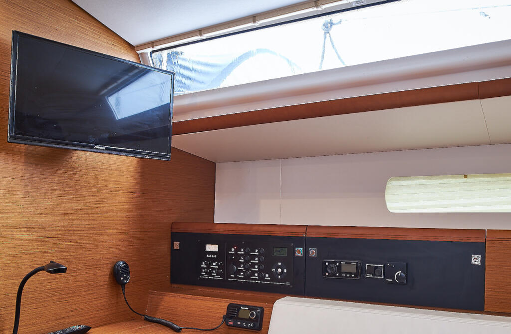 Sailing yacht 