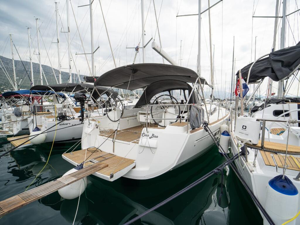 Sailing yacht 