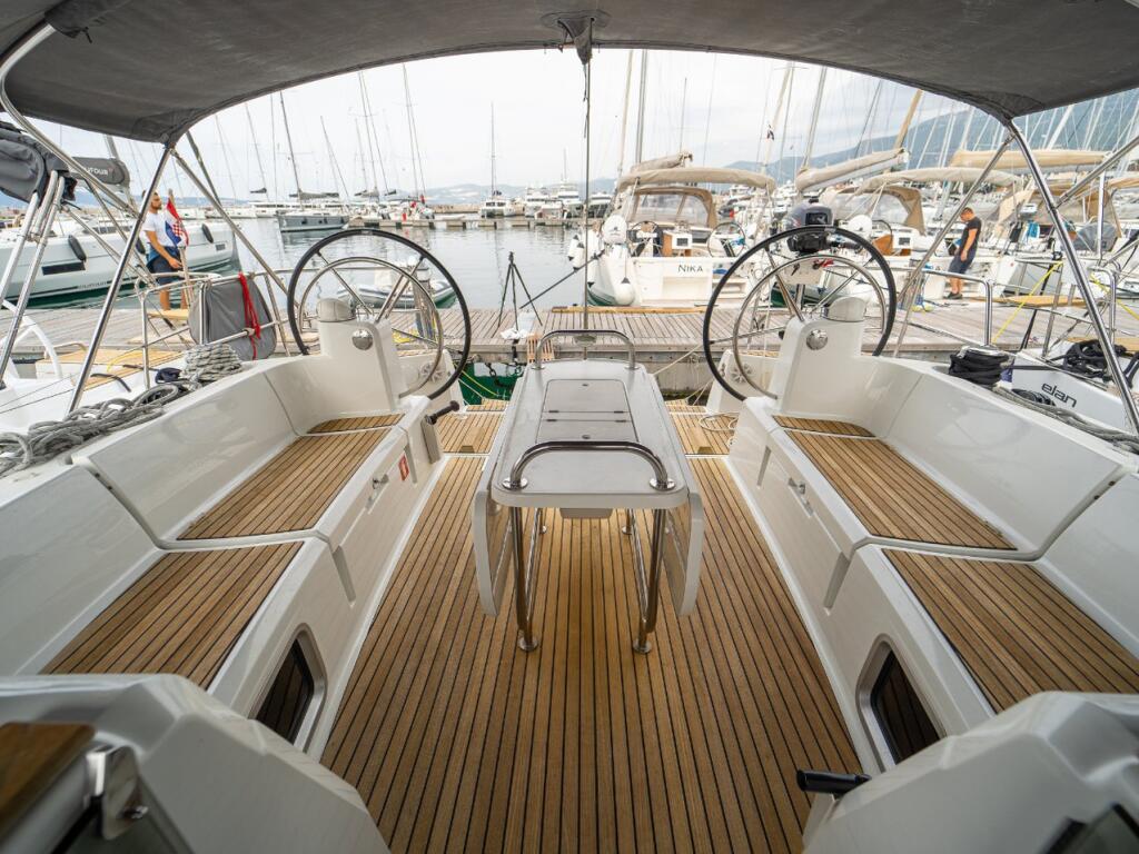 Sailing yacht 